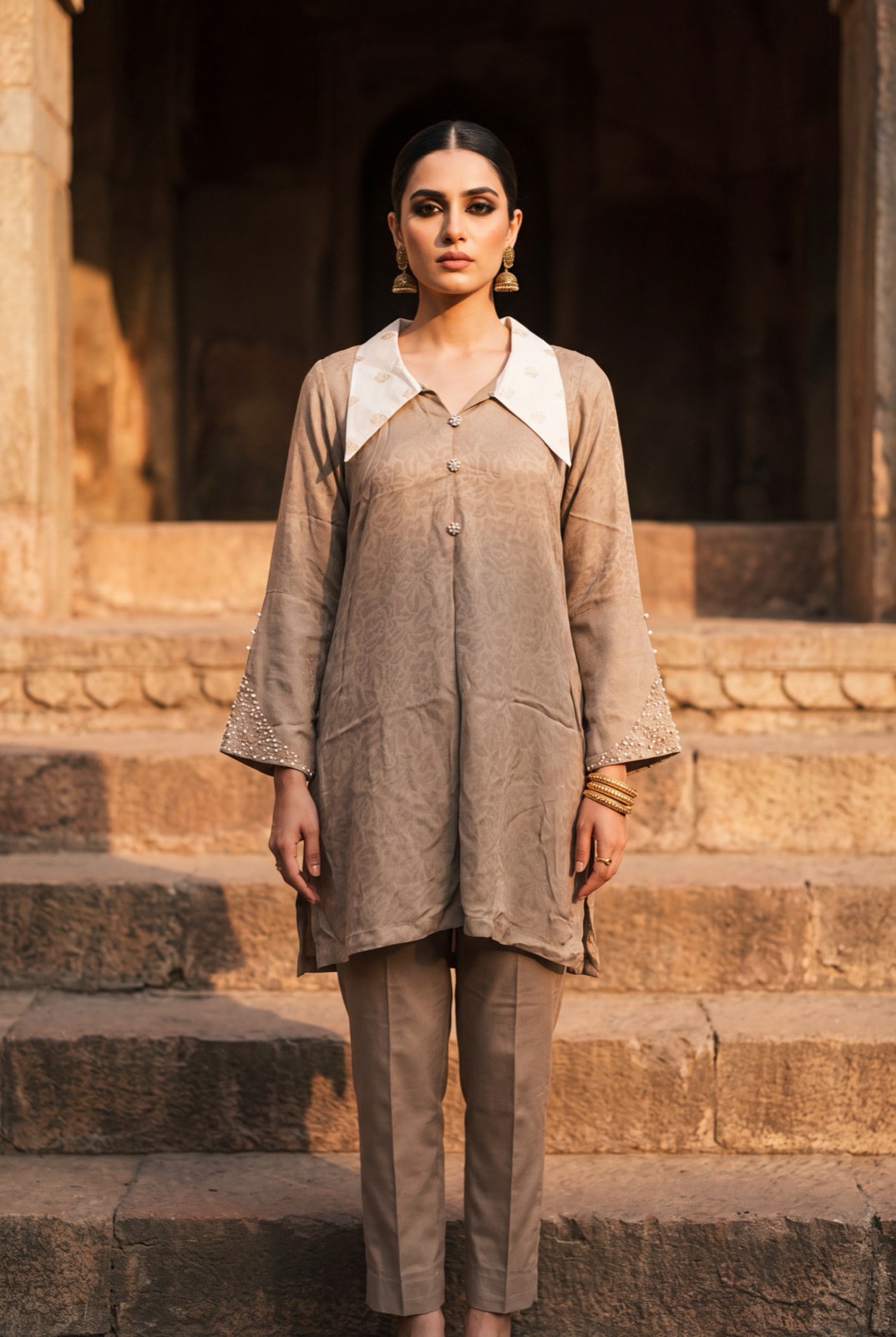 Taupe/mushroom self-jacquard kurta with oversized ivory portrait collar